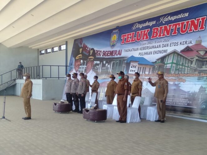 
 Bupati Teluk Bintuni, Ir. Petrus Kasihiw, MT memimpin apel gabungan, Selasa (7/6/2022)