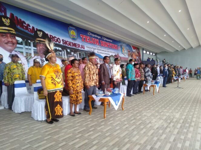 
 Suasana upacara HUT Kabupaten Teluk Binunti ke-19 yang berlangsung di gelanggang olah raga Argosigemerai, SP 5, Bintuni, 9 Juni 2022