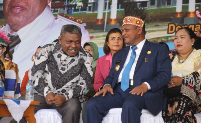 
 Ketua MRPB, Maxsi Nelson Ahoren (kiri) tengah bersenda gurau bersama Bupati Teluk Bintuni, Petrus Kasihiw. Foto Dok