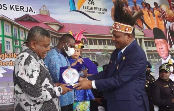 
 Ketua MRPB, Maxsi Nelson Ahoren menerima plakat Kabupaten Teluk Bintuni yang diterima dari Bupati Teluk Bintuni, Ir. Petrus Kasihiw, MT saat menghadiri acara puncak HUT Teluk Bintuni ke-19