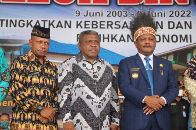 
 Dari kiri: Wakil Bupati Kaimana, Hasbulla Furuada, Ketua MRPB, Maxsi Nelson Ahoren dan Bupati Teluk Bintuni, Ir. Petrus Kasihiw, MT