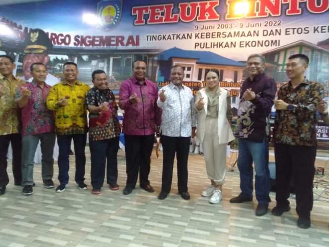
 Bupati Kasihiw bersama Forkopimda berfoto bersama penyanyi asal Ambon, Mitha Talahatu
