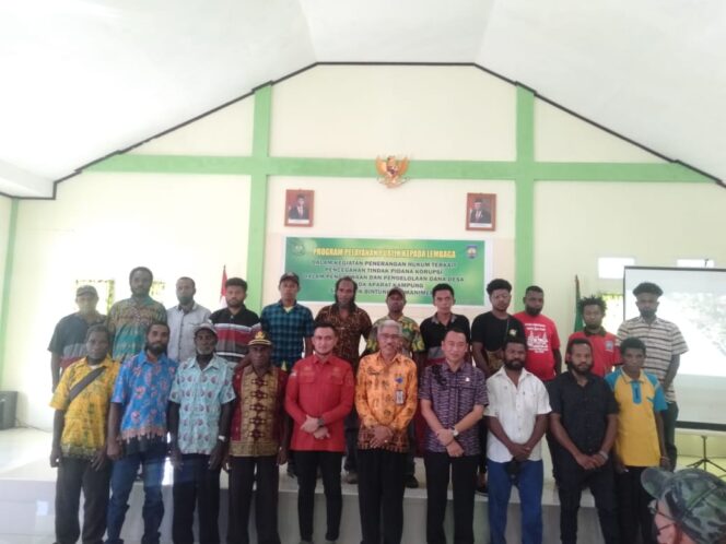 
 Plt Kepala Badan Kesbangpol Teluk Bintuni, Izaac Laukoun berpose bersama sejumlah aparat kampung usai kegiatan