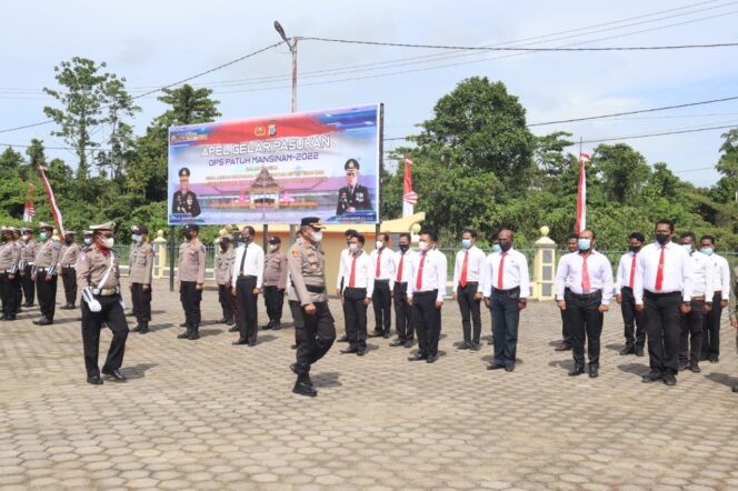 
 Kapolres Teluk Bintuni, AKBP. Junov Siregar saat memeriksa pasukan