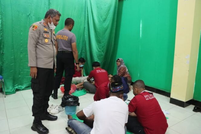 
 Kapolres Teluk Bintuni saat meninjau proses khiatanan massal