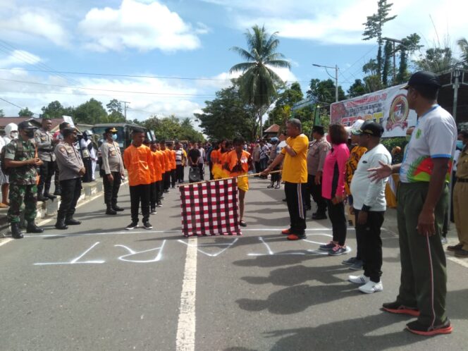 
 Kapolres Teluk Bintuni, AKBP. Junov Siregar melepas peserta lomba Yospan Jalan