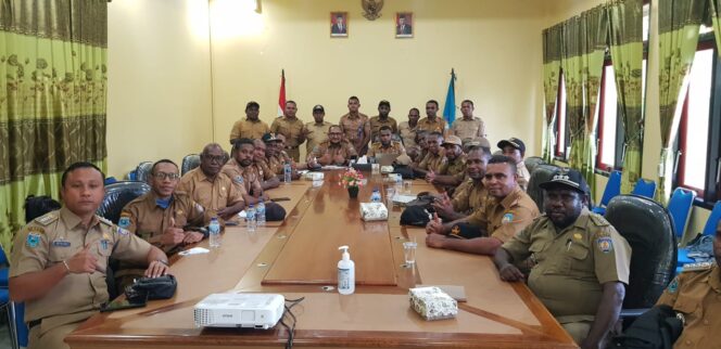
 Kabag Administrasi Pemerintahan Umum Setda Teluk Bintuni, Rheinhard C. Maniagasi, S.STP berfoto bersama para Kepala Distrik usai kegiatan, Senin (27/6/2022).