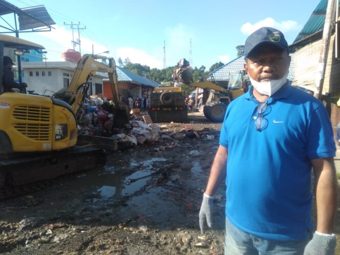 
 Kepala Distrik Bintuni, Mozes Koropasi ikut turun tangan untuk membersihkan sampah di TPS Pasar Sentral Bintuni, Sabtu (2/7/2022).