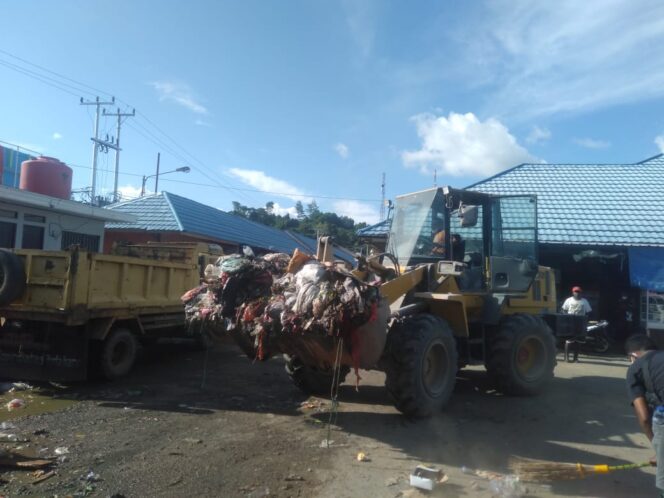 
 Kondisi pasar sentral Bintuni saat ini sudah kembali bersih, dan bebas dari sampah menumpuk. Nampak alat berat saat mengangkut sampah ke truk untuk dibuang ke tempat pembuangan akhir.