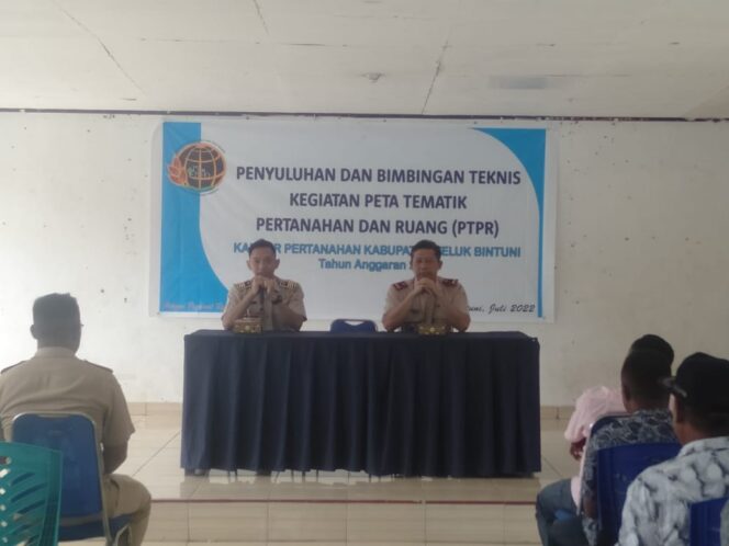 
 Kepala Kantor BPN Teluk Bintuni, Bambang Sapta Nugraha saat memberikan arahan kepada warga 