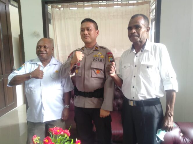
 Pose bersama Kepala Dinas PLH Teluk Bintuni, Robert Kemon (kiri) dan Danki Brimob Bintuni, Ipda. Polce usai pertemuan kemarin.