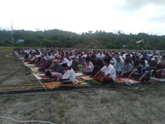 
 Umat Islam di kota Bintuni tengah melaksanakan sholat Idul Adha 1443 H, bertempat di landasan pacu Bandara Steenkool, Bintuni, Sabtu (9/7/2022).