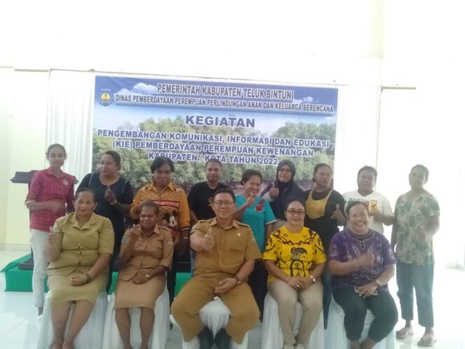 
 Asisten II, Putu Suratna berpose bersama para pejabat dan mama-mama peserta kegiatan, usai membuka kegiatan secara resmi.