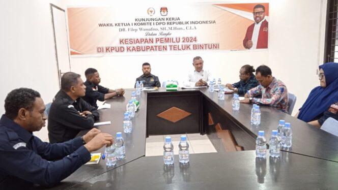 
 Senator Filep Wamafma saat bertatap muka bersama jajaran KPU Teluk Bintuni, Selasa (12/7/2022). 
