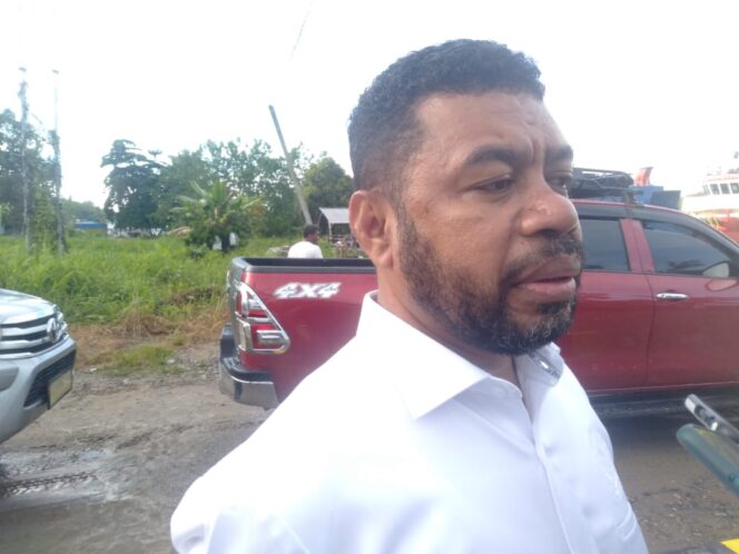 
 Anggota DPD RI, Filep Wamafma menghadiri kegiatan Mubes Suku Sumuri, Teluk Bintuni yang berlangsung di Tofoi, Distrik Sumuri, Kamis (14/7/2022).