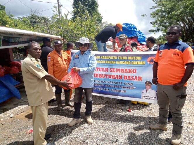 
 BPBD Teluk Bintuni saat menyalurkan bantuan langsung kepada warga yang terdampak banjir, Kamis (14/7/2022).