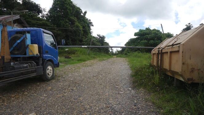 
 Nampak palang yang melintang masih terpasang di jalan masuk TPA. Palang ini akan dibuka jika Pemda sudah melunasi pembayaran tanah yang disepakati.