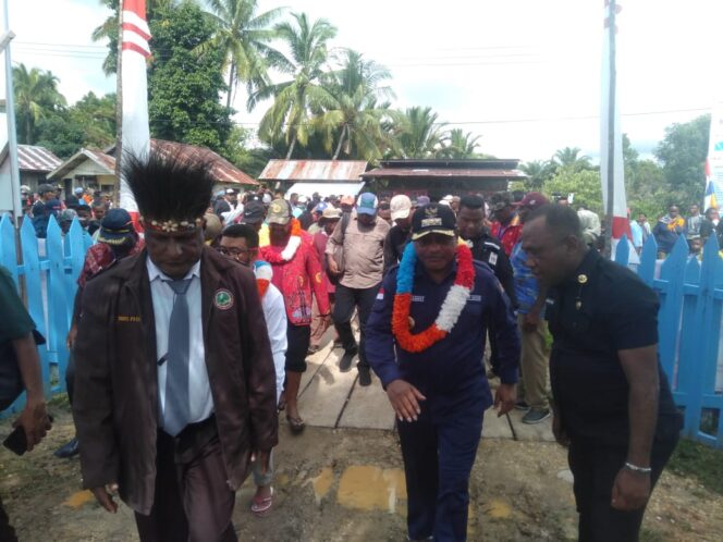 
 Bupati Teluk Bintuni, Ir. Petrus Kasihiw, MT ketika menuju ruang acara Mubes Suku Sumuri, Kamis (14/7/2022). 