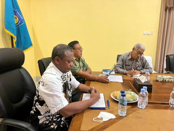 
 Bupati Kasihiw saat memimpin Ratas bersama Pimpinan OPD yang berlangsung di ruang rapat kantor bupati, Jumat (15/7/2022).