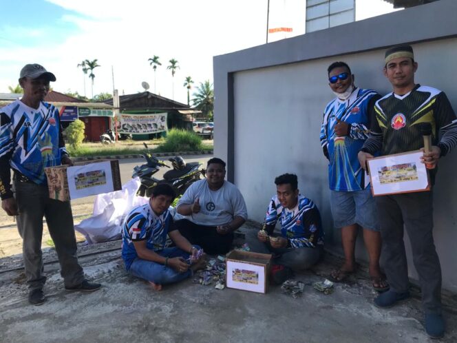 
 Gabungan Komunitas Motor Bintuni saat menggalang dana di sekitaran lampu lalulintas, Kampung Lama, Jumat (15/7/2022).