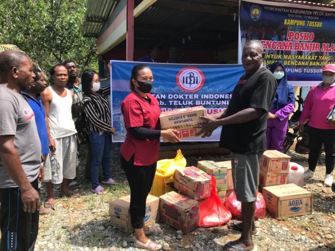 
 IDI Teluk Bintuni menyalurkan bantuan kemanusiaan bagi warga yang terdampak banjir di Kampung Tusur distrik Tembuni, Jumat (15/7/2022).