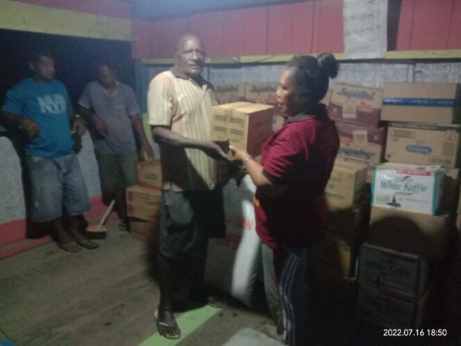 
 Giliran IAI Teluk Bintuni Salurkan Bantuan bagi Warga Tembuni