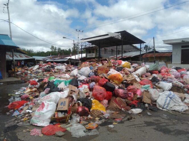 
 Tumpukan sampah di TPS Pasar Sentral Bintuni. Saat ini sudah ada angin segar terkait tuntutan pemilik hak ulayat yang konon menjadi penyebab menumpuknya sampah di kota Bintuni saat ini. 