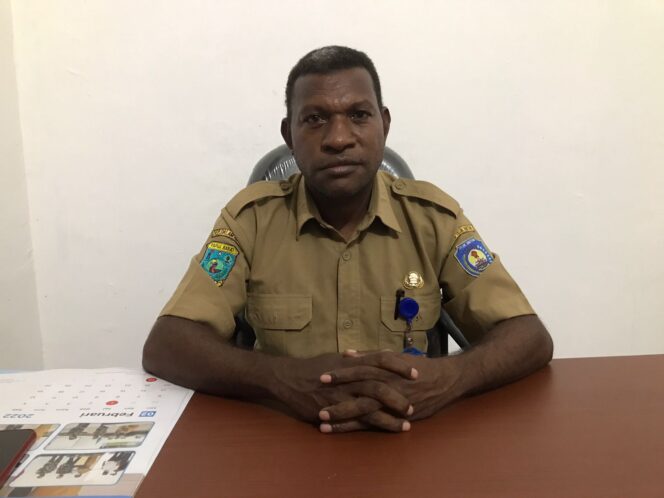 
 Kepala Bidang Penyelesaian Masalah Pertanahan Dinas PLH Teluk Bintuni, Melianus Ijehido