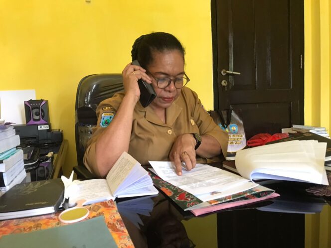 
 Kepala Dinas P3AKB Teluk Bintuni, Jane Fimbay