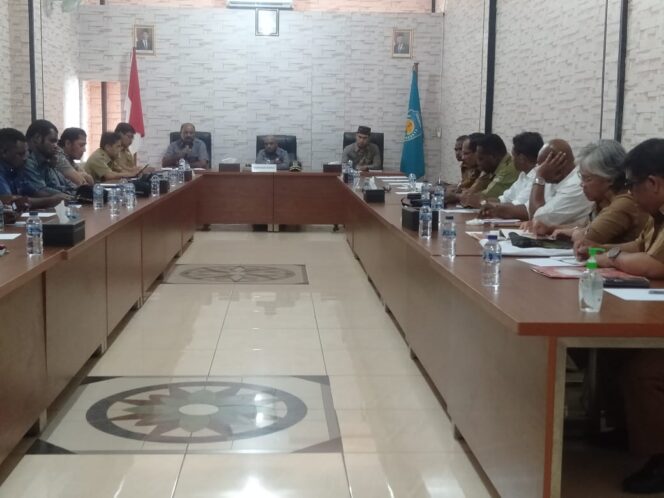 
 Suasana RDP tentang masalah sampah yang diprakarsai DPRD Teluk Bintuni, Selasa (19/7/2022).