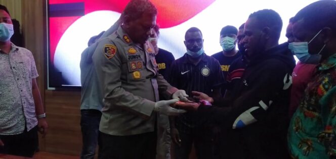 
 Kapolres Junov Siregar saat menerima senpi rakitan dari warga Distrik Moskona Barat.