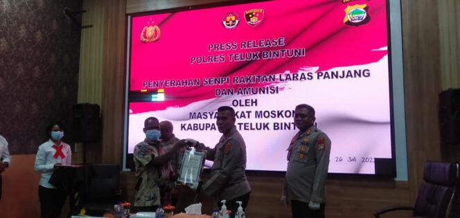 
 Kapolda Papua Barat, Irjen Pol Daniel T.M. Silitonga menerima satu pucuk senpi dari warga Moskona