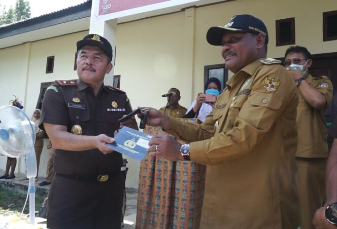 
 Kajati Papua Barat, Juniman Hutagaol, SH, MH (kiri) menerima hibah satu unit kendaraan roda empat dari Bupati Teluk Bintuni, Ir. Petrus Kasihiw, MT.