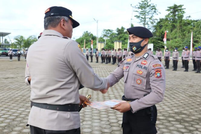 
 Kapolres Teluk Bintuni, AKBP. Junov Siregar berikan penghargaan kepada personil 