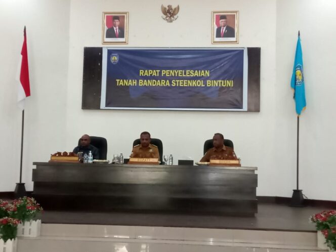 
 Bupati Teluk Bintuni, Ir. Petrus Kasihiw, MT (tengah), Ketua DPRD Teluk Bintuni, Simon Dowansiba (kiri) dan Plt Sekda Teluk Bintuni, Drs. Frans Awak ketika memimpin rapat