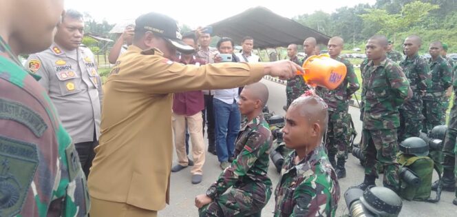 
 Bupati Kasihiw menyiram air ke prajurit baru, sebagai tradisi penerimaan prajurit baru di satuan militer. 