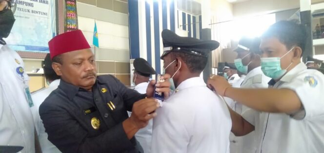 
 Bupati sematkan atribut jabatan kepada Kepala Kampung