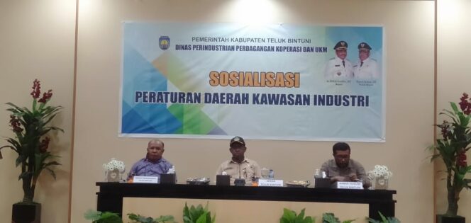 
 Plt Sekda Teluk Bintuni, Drs. Frans Nicolas Awak (tengah) didampingi Kepala Dinas Perindagkop dan UKM, Yulius Bandi (kiri) dan Kabag Hukum Setda Teluk Bintuni, DR. George Wanma (kanan).