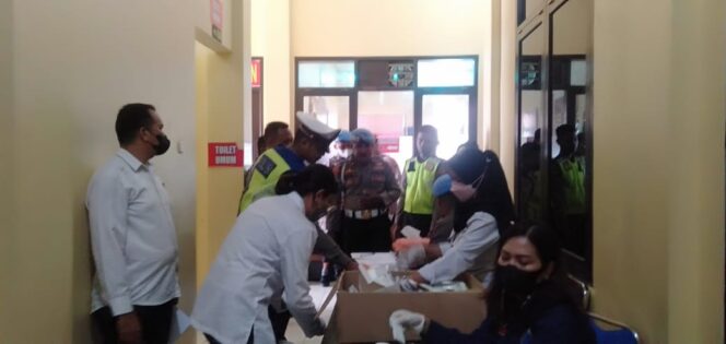 
 Proses pemeriksaan urin yang dilakukan oleh tim dari BNN Papua Barat di Polres Teluk Bintuni, Senin (8/8/2022).