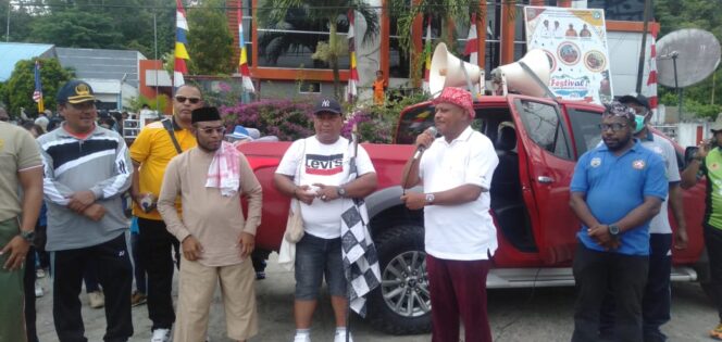 
 Bupati Teluk Bintuni, Petrus Kasihiw melepas peserta jalan sehat. 