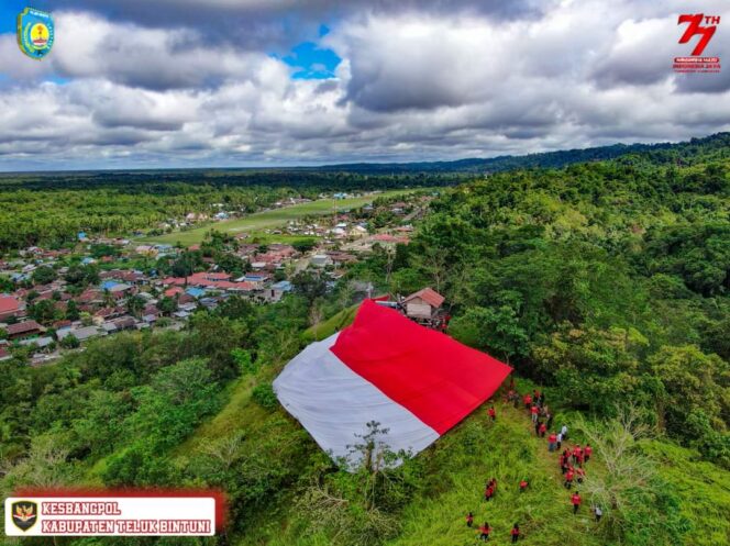 
 Bendera Merah Putih Raksasa Membentang Gagah Perkasa di Bintuni