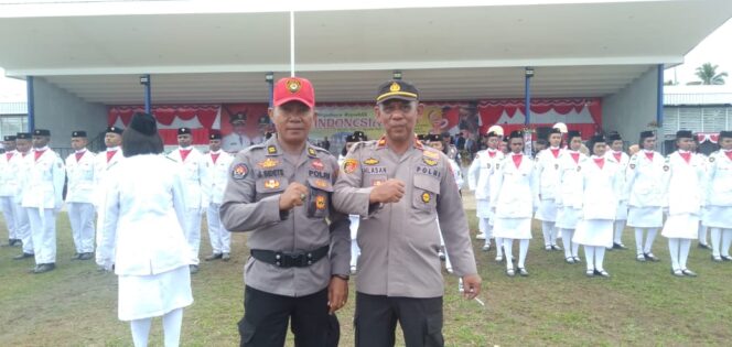 
 Iptu Ikhlasan (kanan) bersama Iptu Sidete berpose usai upacara.