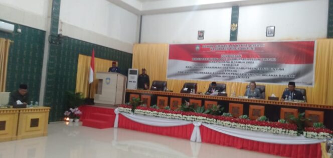 
 Bupati Teluk Bintuni, Petrus Kasihiw tengah membacakan pidato nota pengantar LKPj Tahun 2021