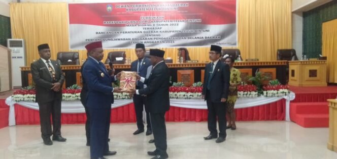 
 Bupati menyerahkan materi rancangan Perda tentang pertanggungjawaban APBD tahun 2021 kepada Pimpinan DPRD.