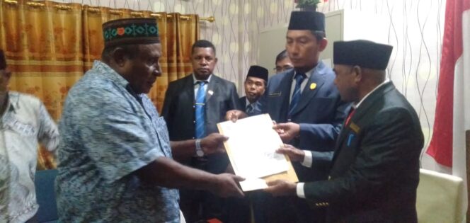 
 Ketua DPRD Teluk Bintuni, Simon Dowansiba serahkan SK persetujuan Calon DOB Kabupaten Babo Raya kepada tim pemekaran. 