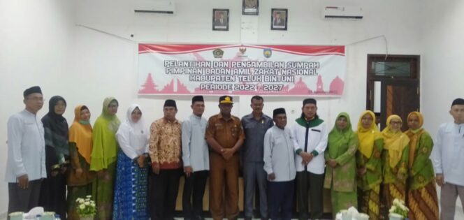 
 Plt Sekda Teluk Bintuni, Frans Nicolas Awak berpose bersama pimpinan Baznas dan sejumlah Tokoh usai acara pelantikan.