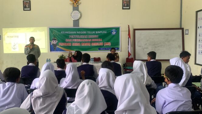 
 Kasi Intel Kejari Teluk Bintuni, Yusran Baadilla ketika memberikan materi kepada para siswa di kegiatan JMS di Harmony School Terpadu.