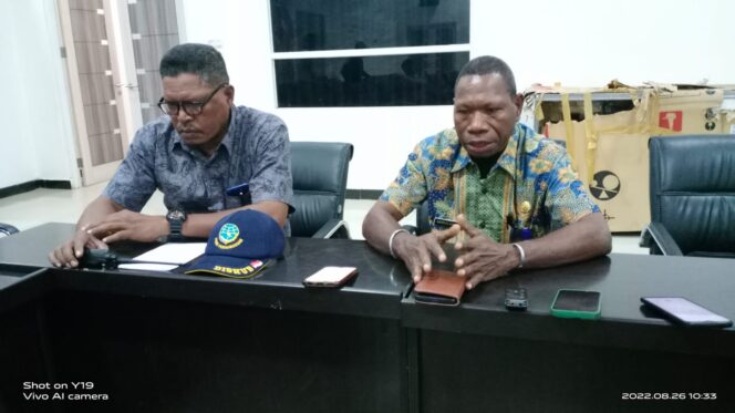 
 Kabid Lalulintas dan Angkutan Jalan Dishub Teluk Bintuni, Andreas Asmorom (kanan) didampingi Kasubid Pengendalian Transportasi, Valeri Sabami saat memberikan keterangan Pers, Jumat.