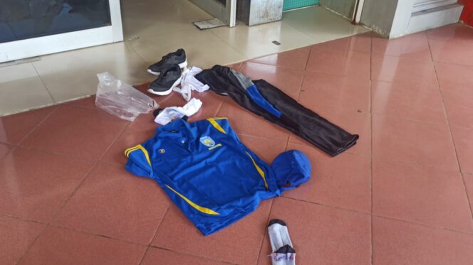 
 Pakaian olah raga yang berserakan di depan pintu utama kantor Bapenda Teluk Bintuni, Jumat