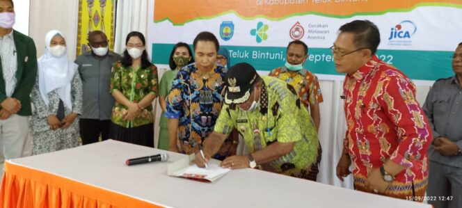 
 Wakil Bupati Teluk Bintuni, Matret Kokop saat menandatangani kerjasam antara Pemda dengan Gunma University, Kamis.